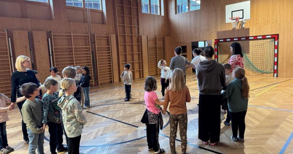 Kinder im Turnsaal beim Tanzen