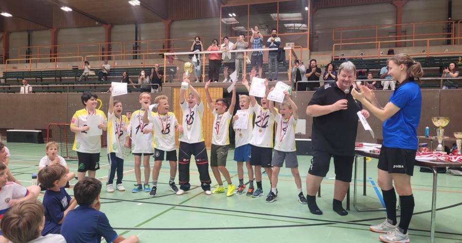 Jungen mit Pokal