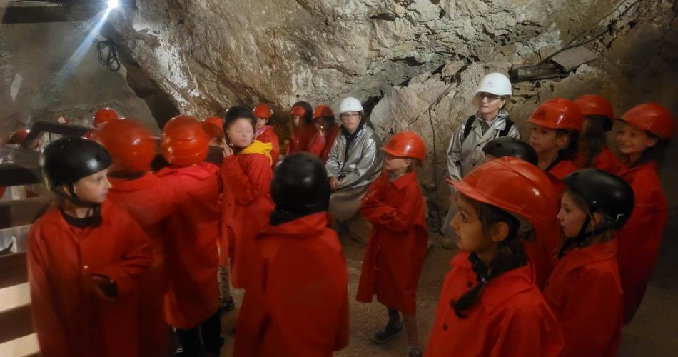 Kinder im Silberbergwerk
