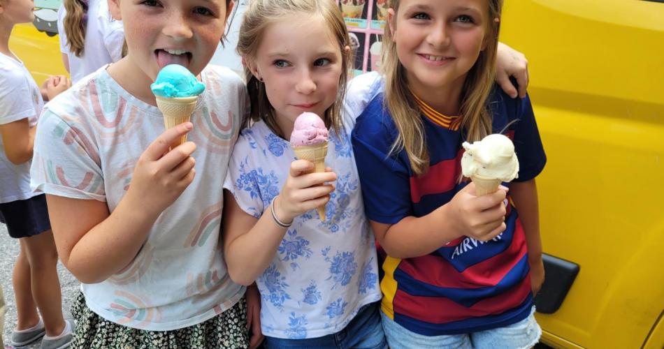 drei Mädchen mit Eis