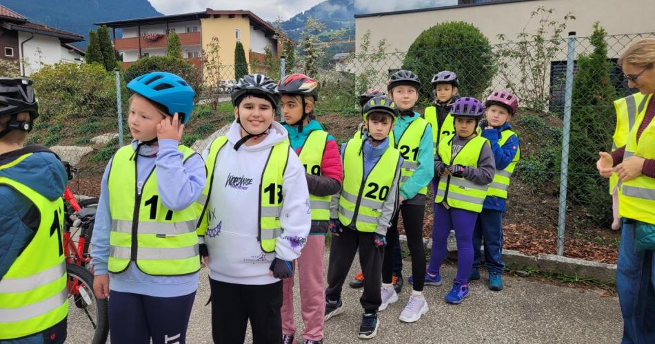 Kinder besprechen Fahrstrecke bei der Radfahrübung