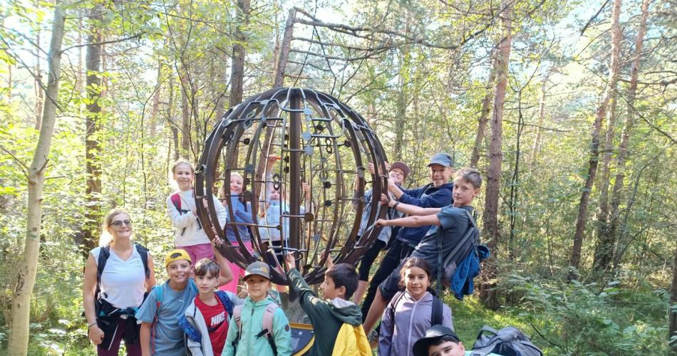 Klassenfoto im Wald mit Planeten
