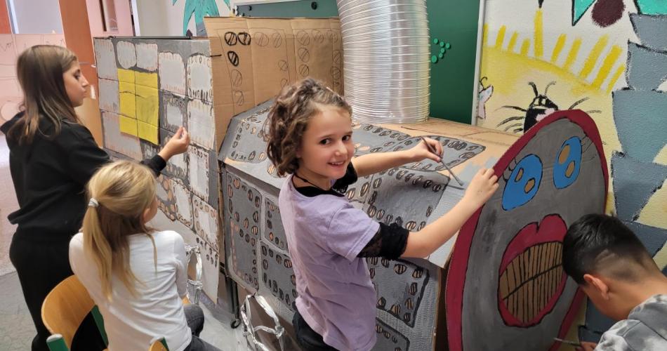 Kinder basteln an einer Lokomotive