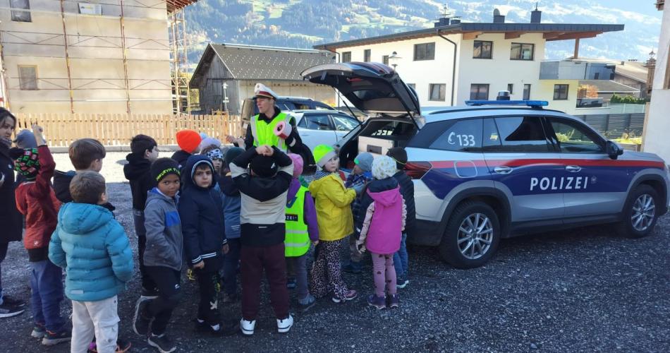 Polizistin mit Auto und Kindern