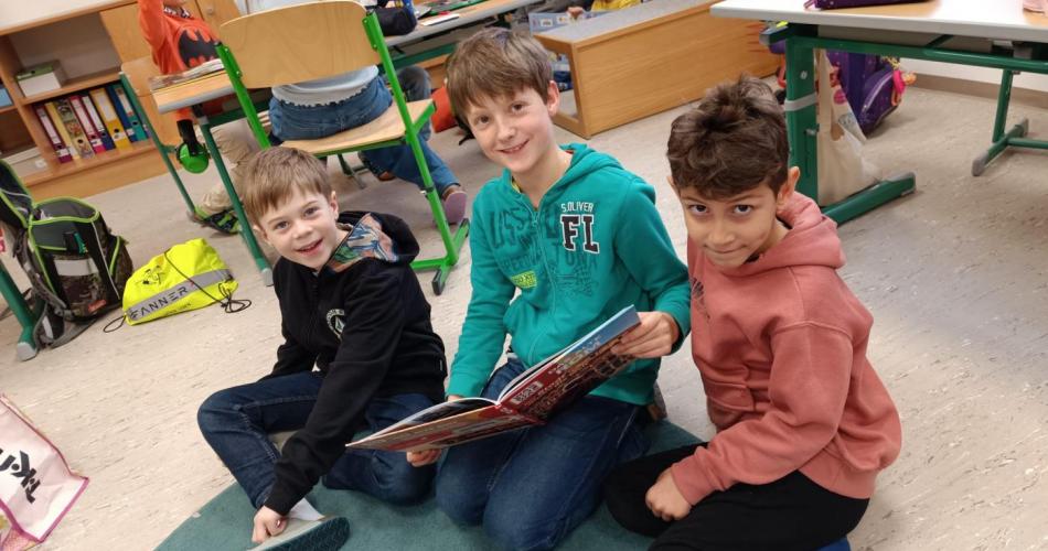 Kinder lesen gemeinsam