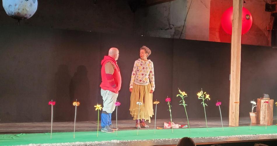 Zwei Schauspieler auf der Bühne