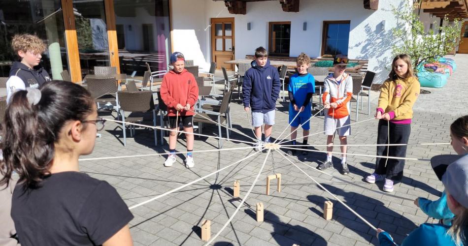 Kinder spielen Kooperationsspiel